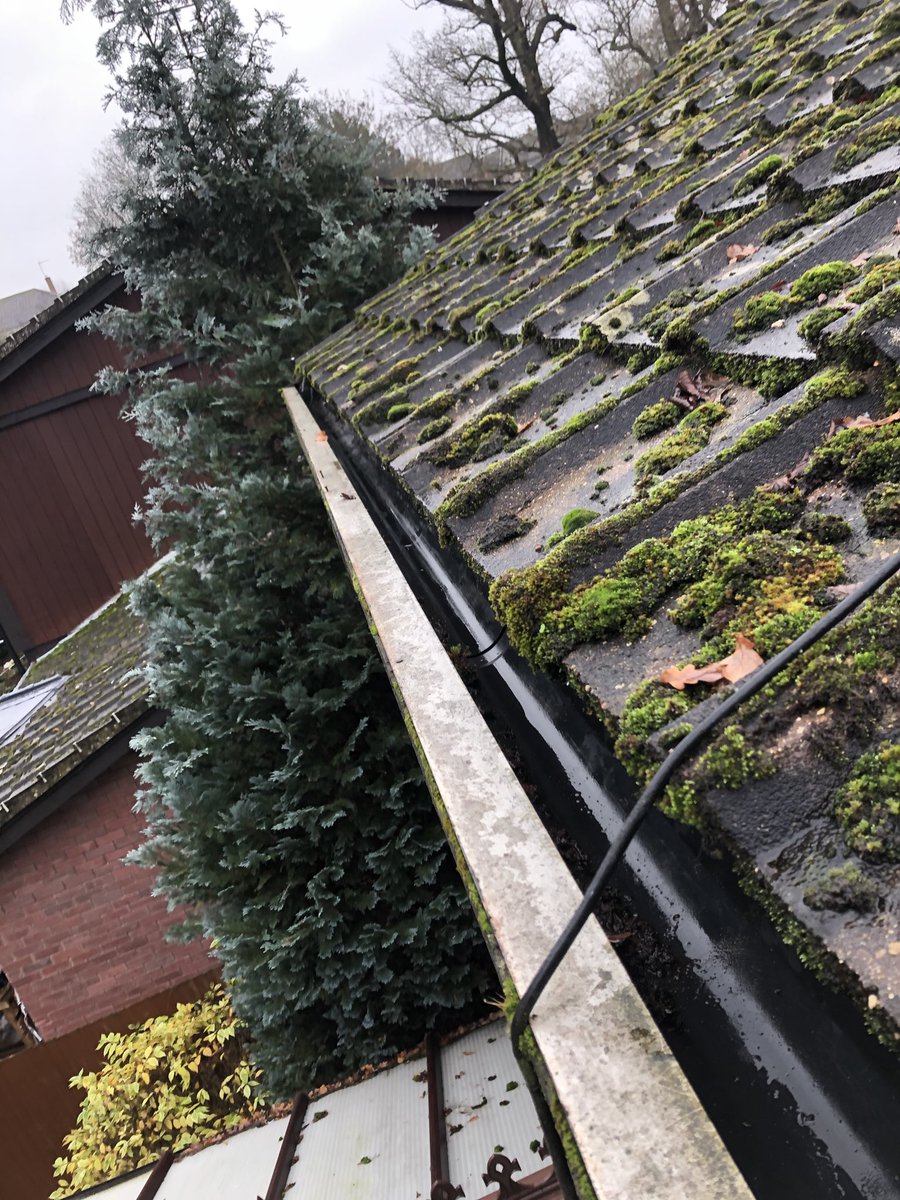 supaclean14's tweet photo. Gutter cleaning where ladders can’t reach at ware.#guttercleaning  #spacevac https://t.co/0XvU8ABELU