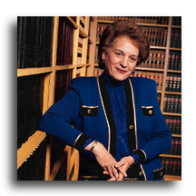 3/ Who is Judith Kaye? Hand signs. Standing directly under portrait of a previous Master of the Second Veil signifies succession. Standing next to her signifies succession, and he did succeed her as Chief Judge.