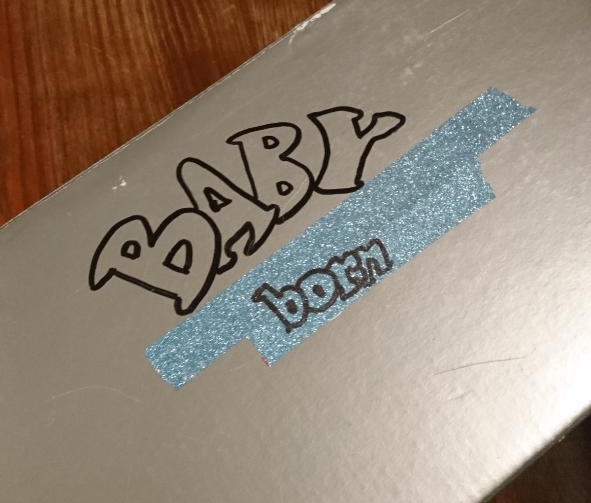 ... packt eine baby born (second hand!) ein und fragt sich, ob das der Untergang ist... <a href="/nikosinus/">Nikos N.</a> leidet.
#Weihnachten2020 #elterntweet