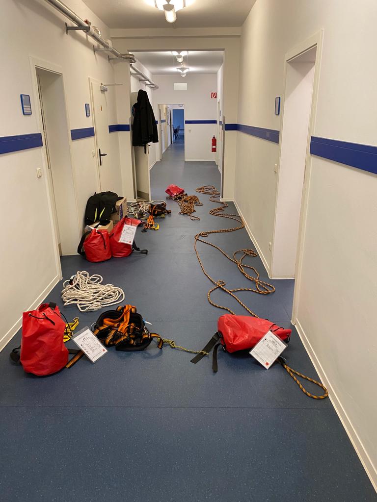 RostockThw's tweet photo. ASA = Arbeitsschutzausstattung im Ortsverband Rostock. Erfahren Sie mehr auf Facebook unter: @thwrostock https://t.co/0d71hT6LfJ