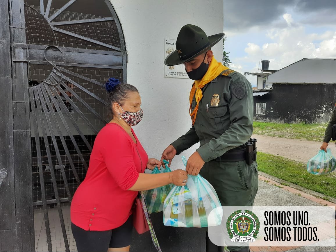 PoliciaVillavo's tweet photo. En el marco del plan #NavidadPrósperaYSegura, 100 familias vulnerables del sector de los Barrios El Retiro y Seis de Abril, fueron beneficiadas con la entrega de mercados por parte de uniformados de la #ESECU y el @Bancodealiment2. #SomosUnoSomosTodos
#NavidadSeguraEnCasa https://t.co/fhXOcKoSad
