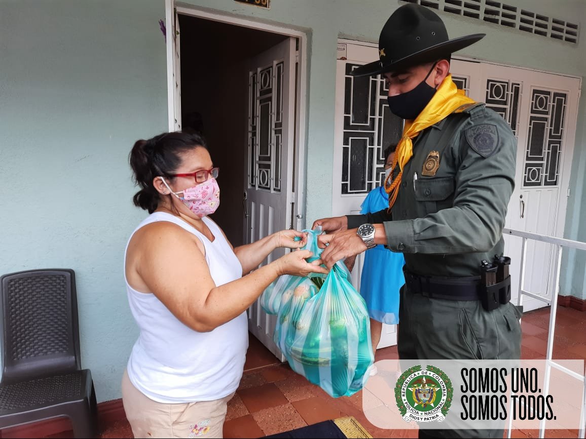 PoliciaVillavo's tweet photo. En el marco del plan #NavidadPrósperaYSegura, 100 familias vulnerables del sector de los Barrios El Retiro y Seis de Abril, fueron beneficiadas con la entrega de mercados por parte de uniformados de la #ESECU y el @Bancodealiment2. #SomosUnoSomosTodos
#NavidadSeguraEnCasa https://t.co/fhXOcKoSad