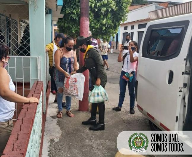 PoliciaVillavo's tweet photo. En el marco del plan #NavidadPrósperaYSegura, 100 familias vulnerables del sector de los Barrios El Retiro y Seis de Abril, fueron beneficiadas con la entrega de mercados por parte de uniformados de la #ESECU y el @Bancodealiment2. #SomosUnoSomosTodos
#NavidadSeguraEnCasa https://t.co/fhXOcKoSad