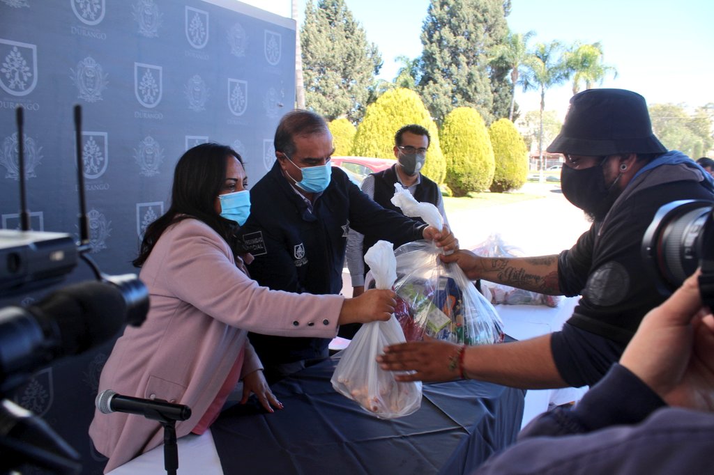 SUTM_Dgo's tweet image. En compañía del Pdte. Mpal. @JorgeSalum entregamos paquetes navideños

Sabemos del esfuerzo que se realizó por parte de él y su equipo de trabajo para que pudieran recibir este apoyo, para que ellos y sus familias pasen una ¡Feliz Navidad!

#SoySUTM 
💪🏼😎🦅