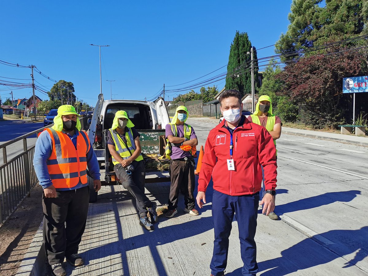 ISLLosRios's tweet photo. Seguimos en difusión de la campaña #VeranoCheck, Director Regional @pabloalva, junto a trabajadores en Valdivia, promoviendo el cuidado de los Rayos UV y covid-19.
#Valdiviacl https://t.co/ZvHmsjKOip
