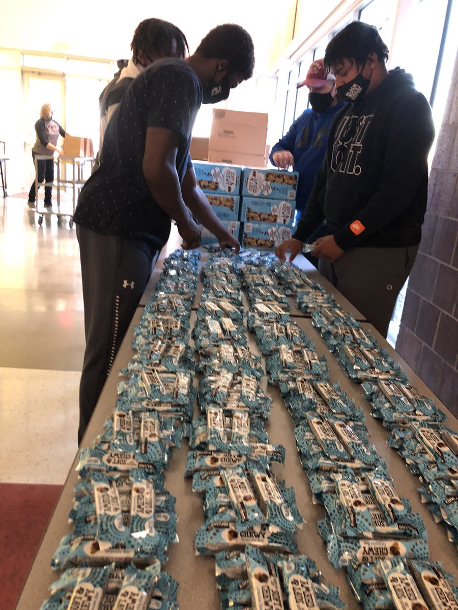 Tonka_Football's tweet photo. Great Morning at TONKA helping to Provide over a 1000 Meals, 100s of Books and Covid Tests to the Northland! Thanks to @KOneillkcmo #FeedTheNorthland , #BeYoUnion & @TurnthePageKC for letting us help Support our Community! #RaiseUp https://t.co/mpuQAtZmxf