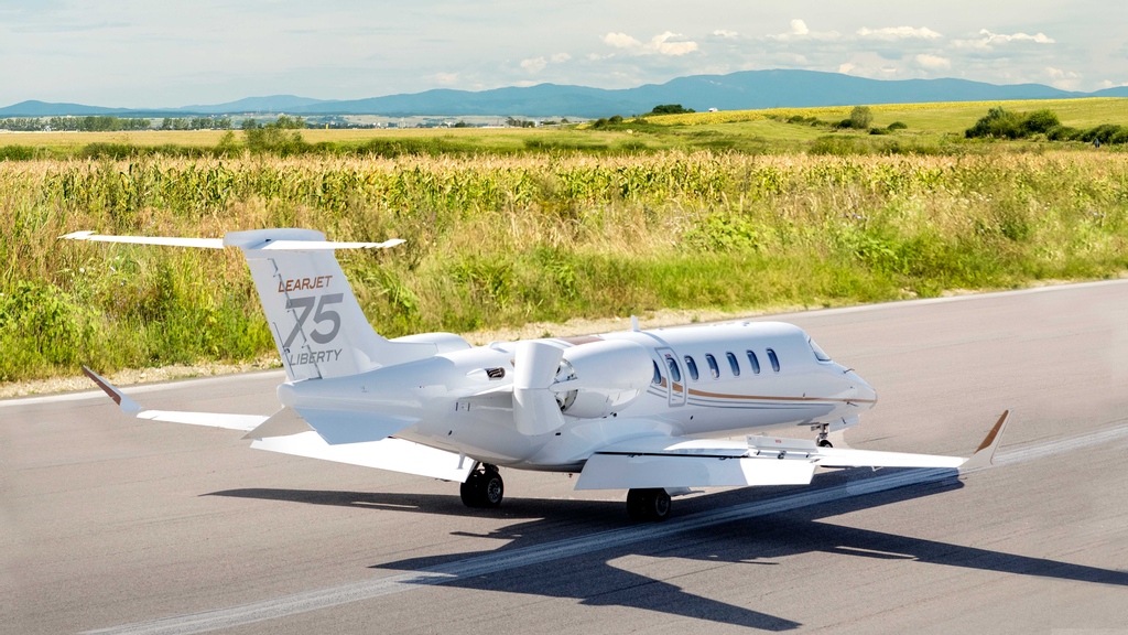 bombardierjets's tweet image. The #Learjet75Liberty aircraft’s thrust reversers provide power and control that stops you safely and well ahead of the competition. #NowinService 
bit.ly/3hcX93P