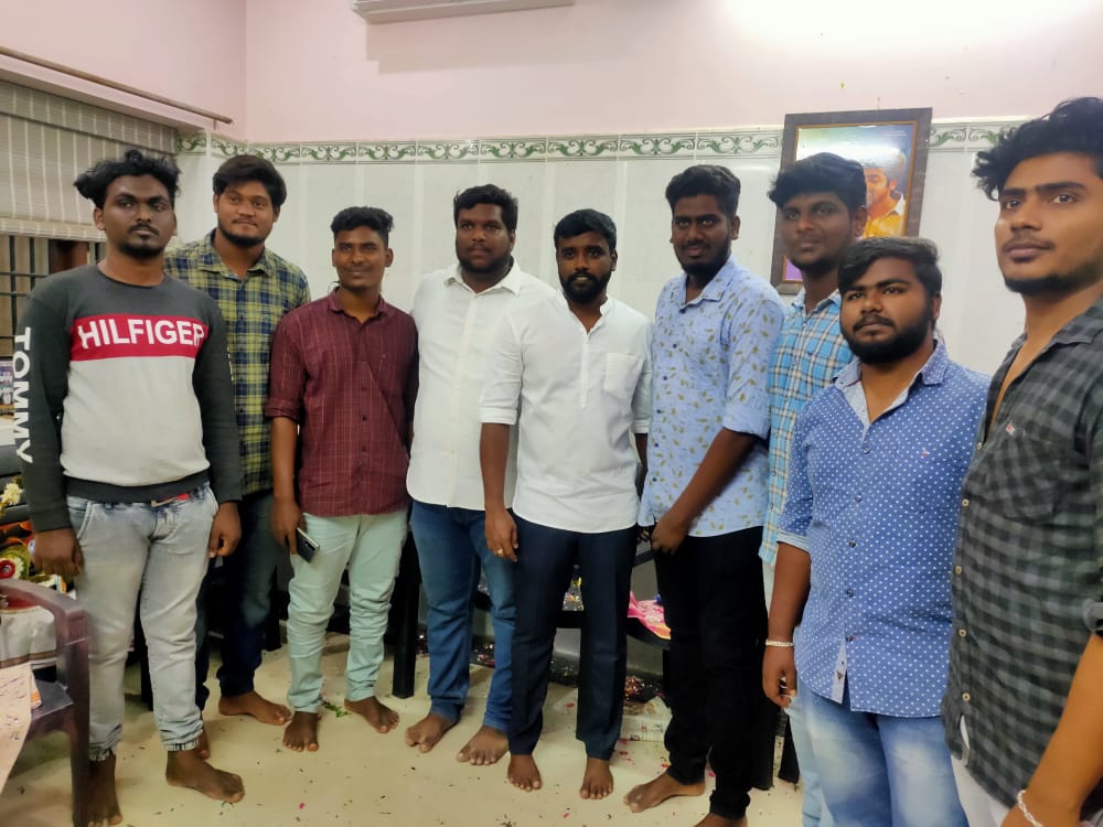 TindivanamM's tweet photo. இன்று எங்கள் அண்ணன்  அகில இந்திய செயலாளர்   திரு. J.குமரன் @kumaran_VSP  தளபதி அவர்கள்  பிறந்தநாள் விழாவில் கலந்துகொண்டபோது வாழ்க பல்லாண்டு அண்ணா❤️
#VijaySethupathi 
#BirthdayWishes https://t.co/IeBn3y1HcZ
