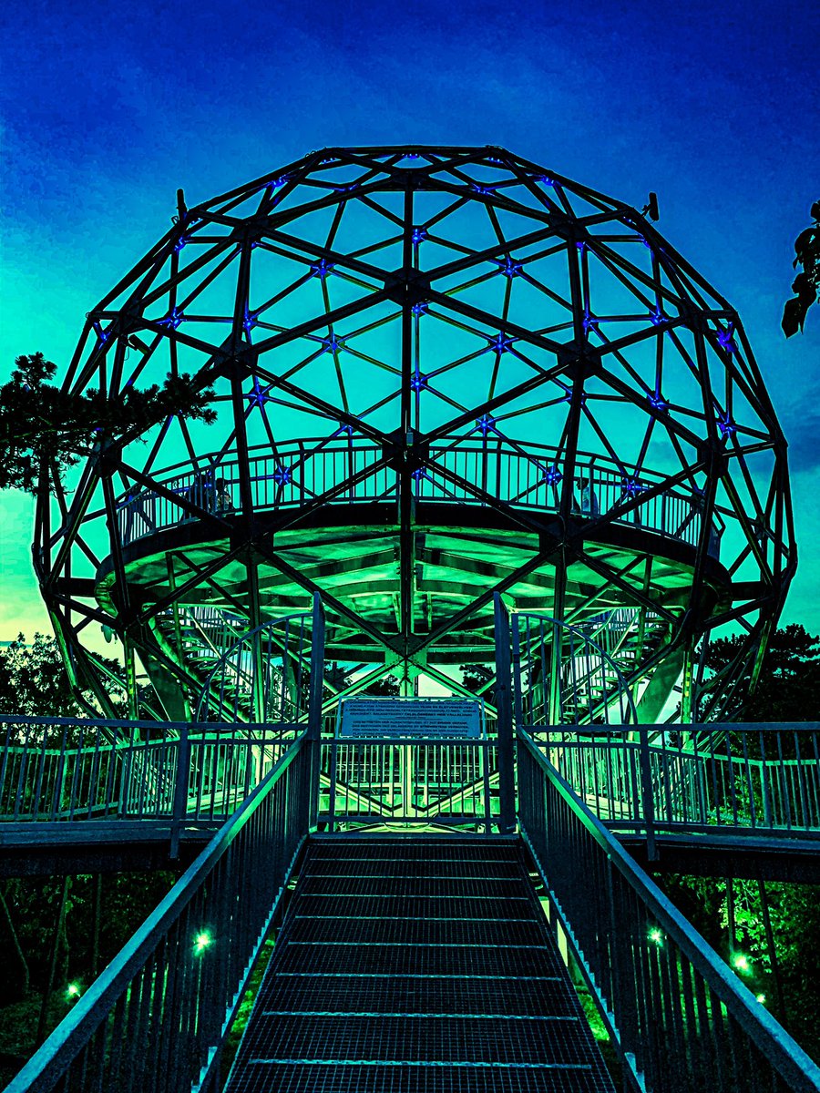 lit08's tweet photo. The Sphere 🟢
-
Insta: @lit08cyberpunk 
-
#geometrygrammer #total_geometric_forms #symmetricalmonsters #symmetrykillers #symmetryhunters #ig_ometry #ig_hungary #csodasmagyarorszag #utazzitthon #tv_pointofview #rustlord_archdesign #ptk_architecture #pinnacle_architecture #dezeen https://t.co/dooIWOQ7y5