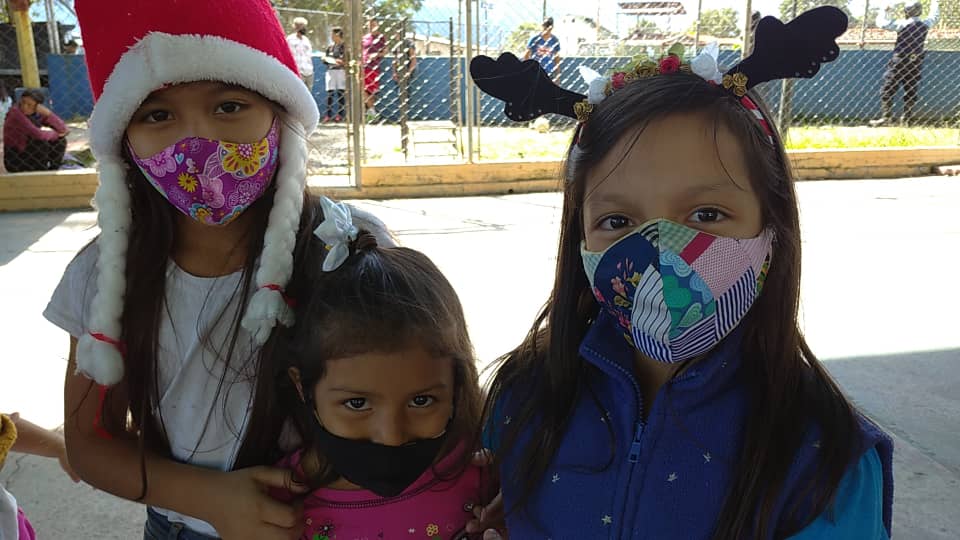 InfoVenMerida's tweet image. En  esta época donde la felicidad vale más que nunca, nos sentimos complacidos de ver en los niños y niñas de nuestra hermosa Mérida esa sonrisa llena de nobleza y agradecimiento, gracias por tanto amor, protector @JEHYSONGUZMAN tu pueblo te agradece con un Dios le Pagué.