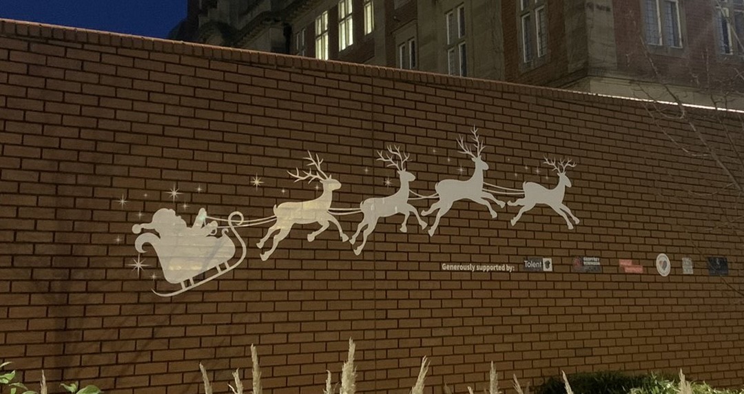 Newcastle_NHS's tweet photo. A wonderful series of festive projections are bringing some extra sparkle to our @NewcastleHosps this holiday season with huge thanks to charitable donations from @MedicalArch @CAD21Ltd @GRobinsonLtd @RobertsonGroup and @Tolentplc ✨🤩 https://t.co/EehvJRTZV9