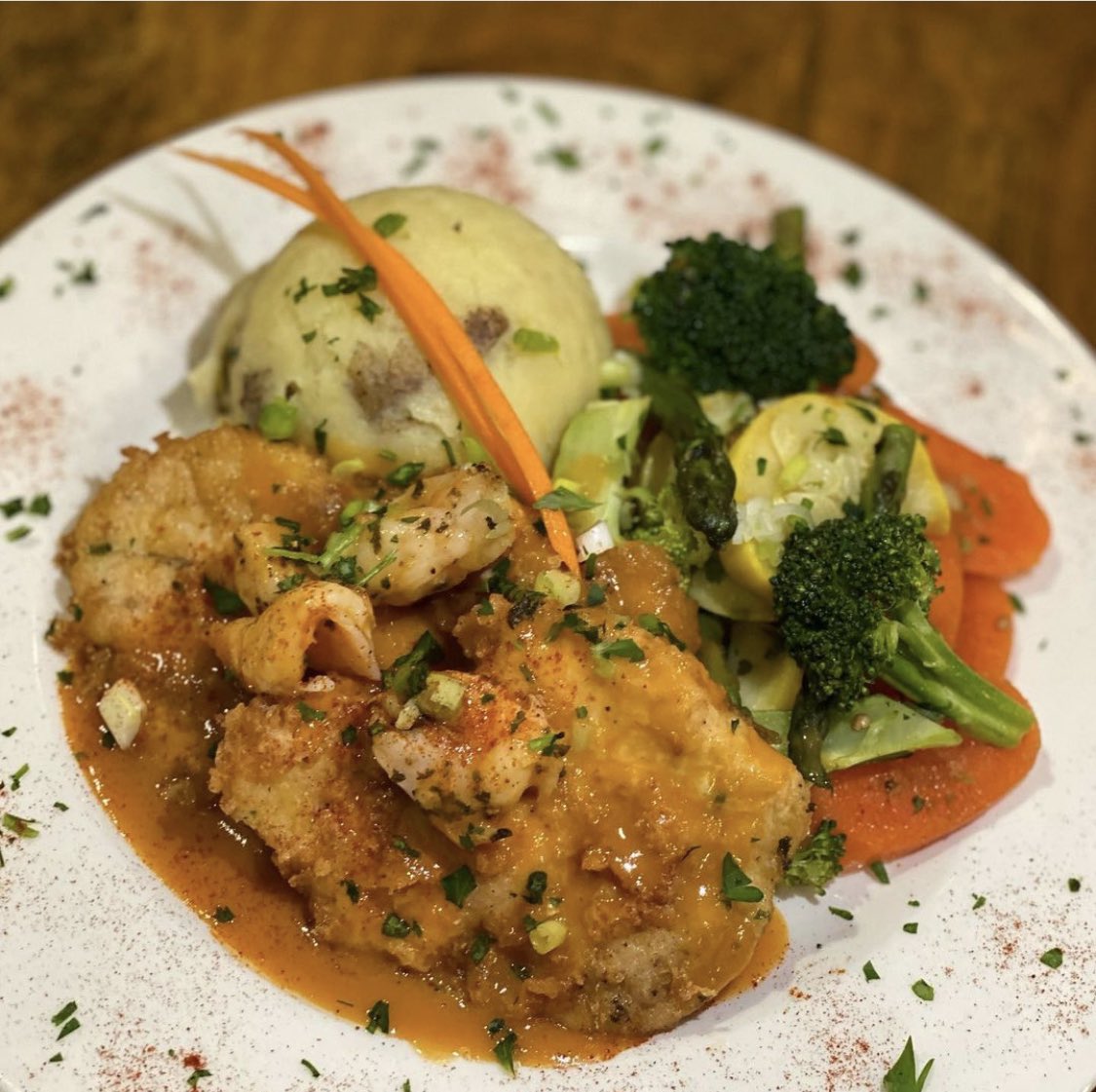 rohokitchen's tweet photo. Our last #takeoutmeal of the year! Don’t miss it 🥲😛 Chicken Francaise with shrimp brandy sauce • Veggie medley with garlic and lemon • Truffled mash potatoes. #lastmeal #orderoftheday https://t.co/Pw8iztMWiJ