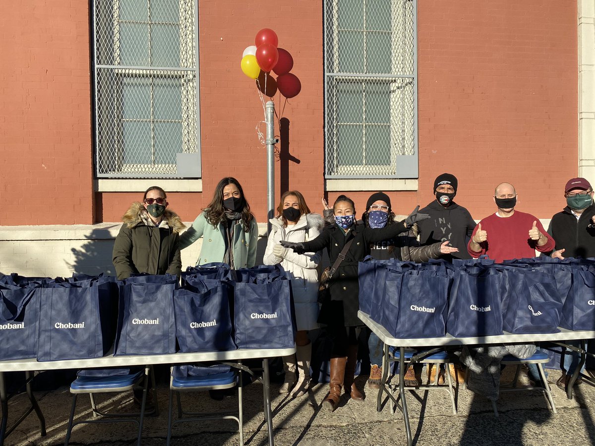HarveyforNY's tweet photo. Thank you @Chobani for your partnership in distributing holiday meals for our community. Always great to work with @CarlinaRivera & @galeabrewer to support our neighborhoods. #ps188 https://t.co/IABATdfVC8