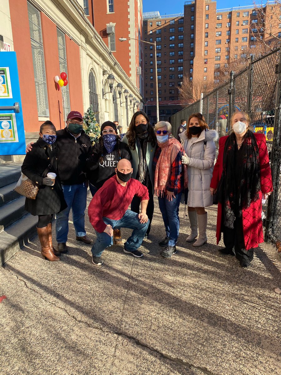 HarveyforNY's tweet photo. Thank you @Chobani for your partnership in distributing holiday meals for our community. Always great to work with @CarlinaRivera & @galeabrewer to support our neighborhoods. #ps188 https://t.co/IABATdfVC8