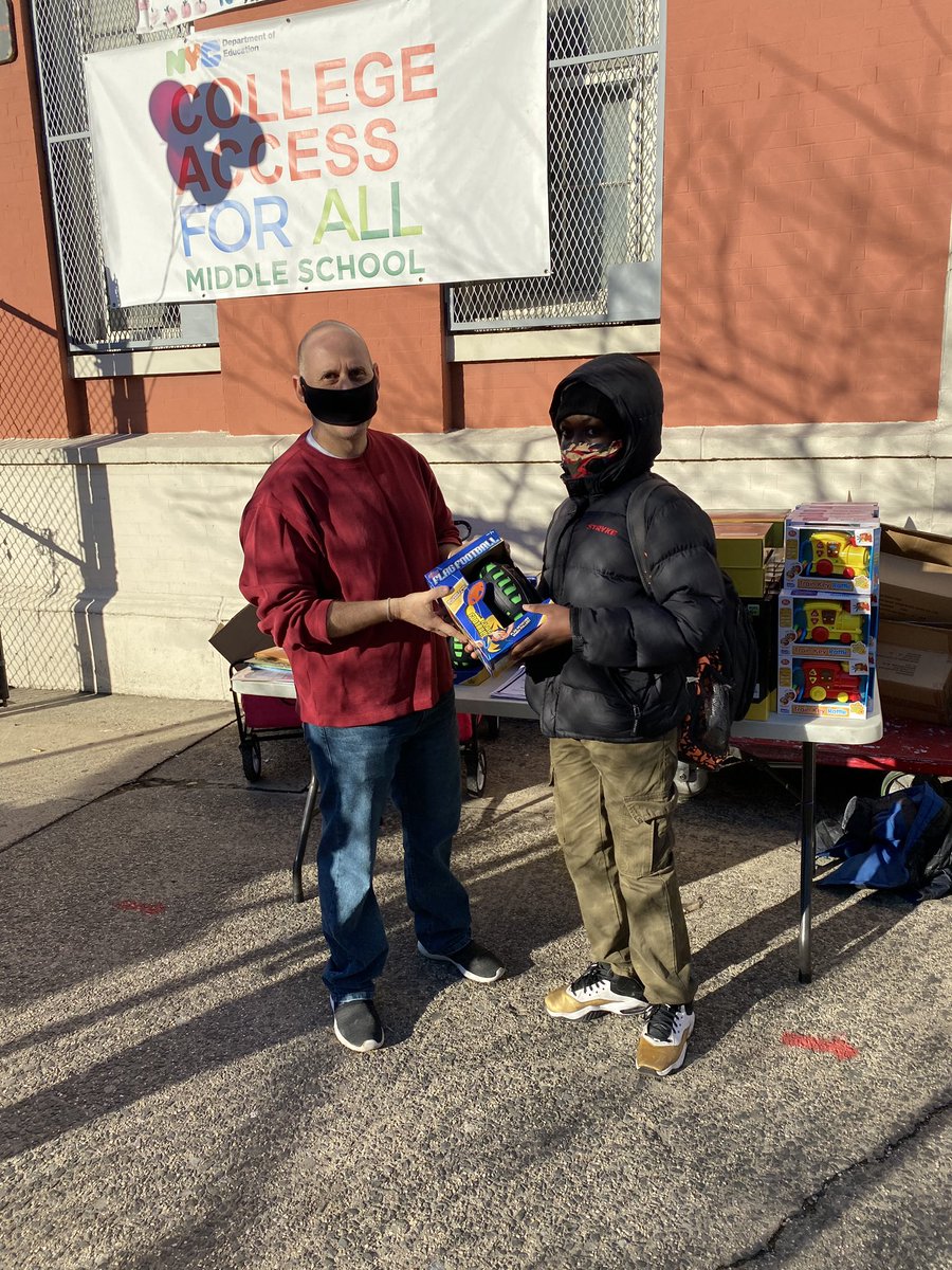HarveyforNY's tweet photo. Thank you @Chobani for your partnership in distributing holiday meals for our community. Always great to work with @CarlinaRivera & @galeabrewer to support our neighborhoods. #ps188 https://t.co/IABATdfVC8