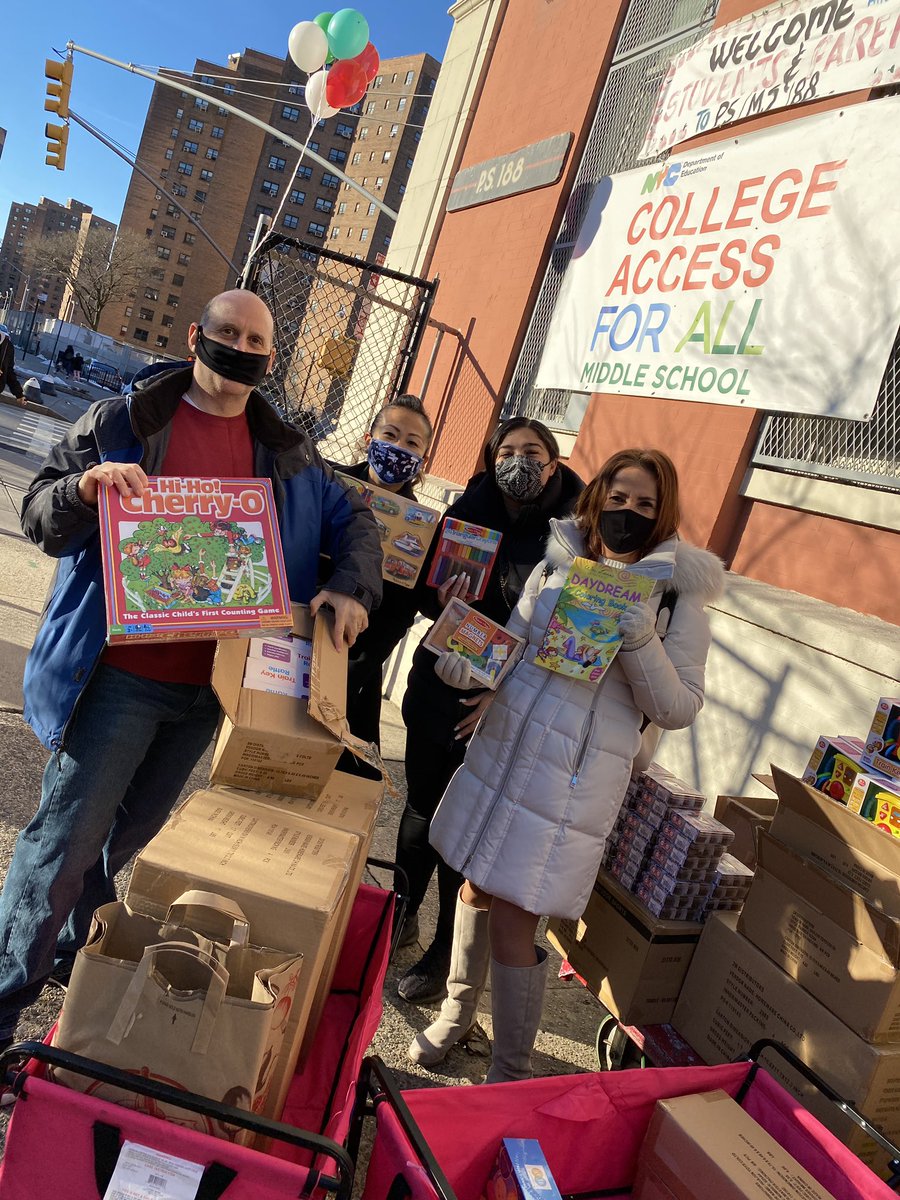 HarveyforNY's tweet photo. Thank you @Chobani for your partnership in distributing holiday meals for our community. Always great to work with @CarlinaRivera & @galeabrewer to support our neighborhoods. #ps188 https://t.co/IABATdfVC8