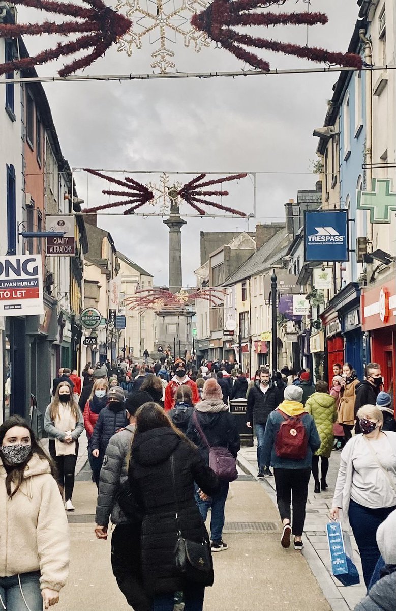 Masked up, socially distanced, shoppers use our #safe #pedestrianised streets today to shop and to #supportlocal . Thanks to everyone in# Ennis and #CoClare who shopped local this #Christmas. 🎄 🙏 😀