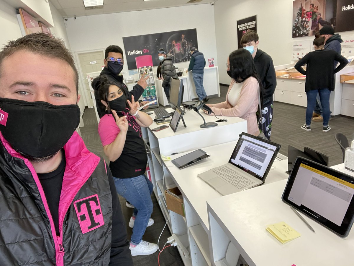 bradsellsct's tweet photo. Branford CT is ROCKIN’ this morning with my DM @kreyes_025 leading the charge! #HolidayVibes #SolutionCenterDOES https://t.co/6XkJsD20av