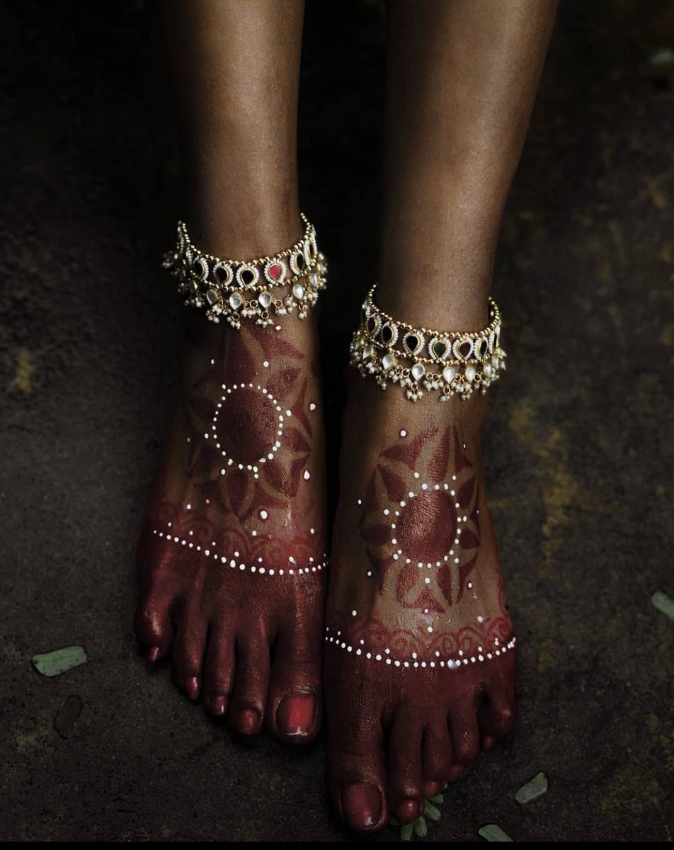 DrapeTherapy's tweet photo. Who else loves mailaanji (henna in Tamil )💅🏾I love it when it looks like your feet and/or hands have been dipped into the dye. So raw and organic looking. What’s your style? 

PC unknown, via @pinterest https://t.co/KPhcJdaJbn