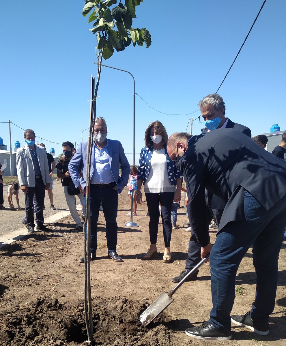 ComunaAcebal's tweet photo. Con la presencia del Gobernador @omarperotti la ministra @silvinafrana el senador @lewanrosario  y autoridades provinciales el Presidente Comunal Daniel Siliano inauguró 18 viviendas para familias acebalenses que cumplieron sueño de la casa propia #viviendas #Acebal @GobSantaFe https://t.co/OrVHmOzKgV