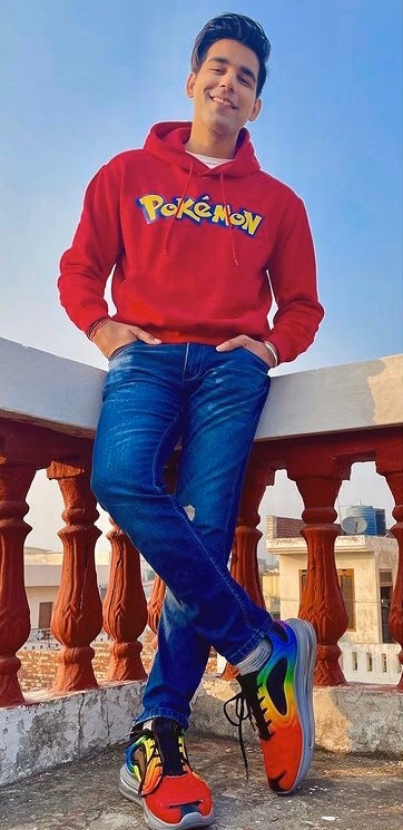 siyask134's tweet photo. P.S. agar koi bhool chuk ho gayi ho toh mafi❤️Just a small gift wishing u Merey Christmas &amp;a very Happy new year in advance❤️Waheguru ji apko duniya ki sari khushiyan de😊vamily forever❤️ @Rishidev ❤️ #happy4millionrimoravvlogs ❤️ https://t.co/9cl3dzqDXO