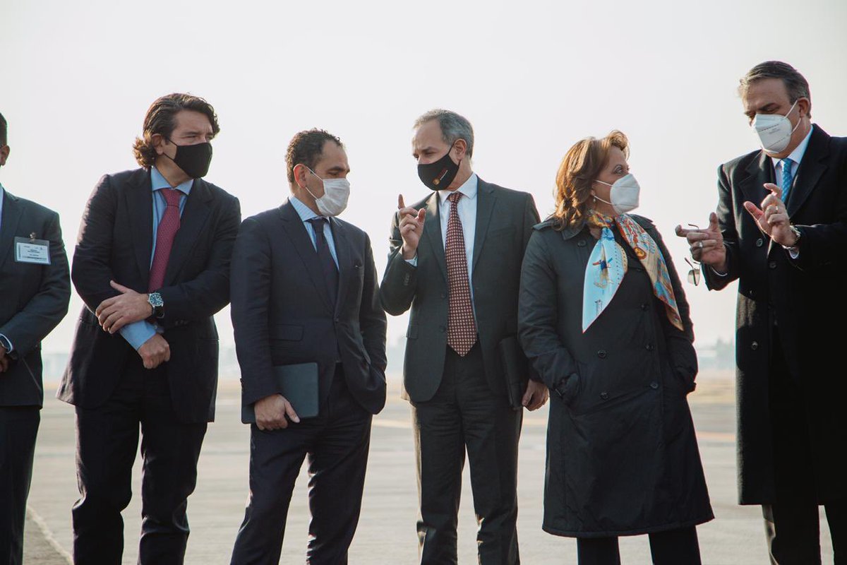 ArturoHerrera_G's tweet photo. El monto total de inversión en las vacunas es 1,659 millones de dólares (33 mil millones de pesos); adicionalmente se requerirán 1,300 millones de pesos para su aplicación (jeringas, diluyentes, etc). 

El @GobiernoMX ya cuenta con estos recursos y está listo para aplicarlos. https://t.co/CJCnWVyoPc