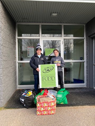 djhlthrashers1's tweet photo. Tis the season for giving and that is what we do in the DJHL. Team Captain’s  Dobbin (Thrashers) and Butler (Spartans) delivering the donations we collected during our games to the food bank. Way to go boys.  @DJHLnews @BnsSpartans  #givingback https://t.co/jjggZEC3WZ