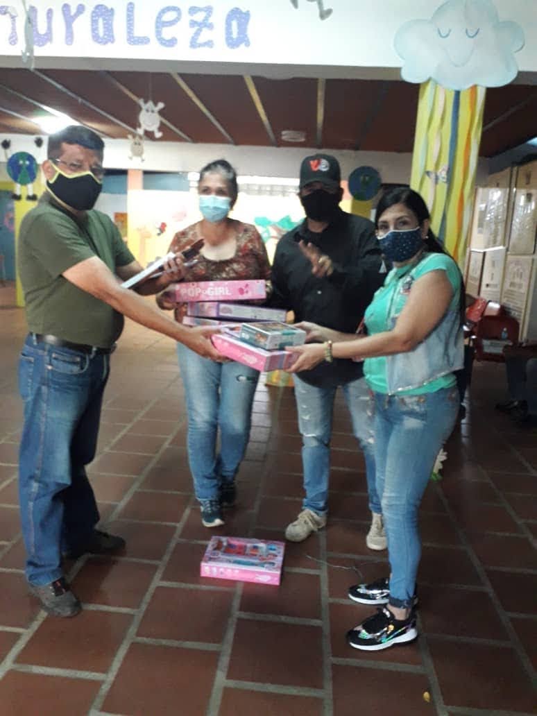 Pratdroz's tweet photo. @psuv_sjbautista El Trabajo En equipo se Consolida Con Amor y Armonía, En La entrega de juguetes a las Ubch ,jefes de comunidad, calles y votos duros de la parroquia San Juan Bautista @NicolasMaduro @FreddyBernal @PartidoPSUV @PSUVTachira @tesoroch  https://t.co/yAV9xkynzC