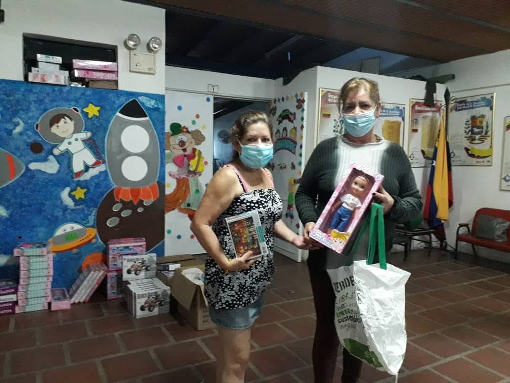 Pratdroz's tweet photo. @psuv_sjbautista El Trabajo En equipo se Consolida Con Amor y Armonía, En La entrega de juguetes a las Ubch ,jefes de comunidad, calles y votos duros de la parroquia San Juan Bautista @NicolasMaduro @FreddyBernal @PartidoPSUV @PSUVTachira @tesoroch  https://t.co/yAV9xkynzC