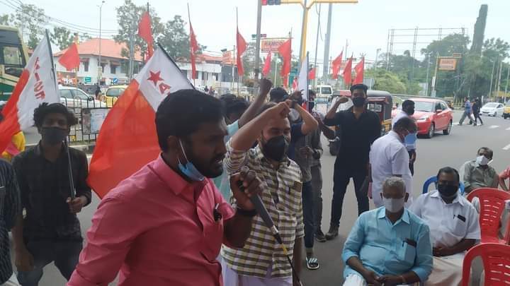 AISFofficial's tweet photo. AISF demonstrates in solidarity with the farmer's agitation at Kollam, Kerala. 

#farmersday #Farmers #Farmersday2020 #FarmersProtestingOnFarmersDay https://t.co/G9vNmyfygS