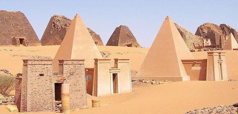 FrArabi's tweet photo. اهرمات مروي - السودان هي اكثر الاهرمات عدداً في افريقيا والعالم 

#السودان https://t.co/AuWxCP03br