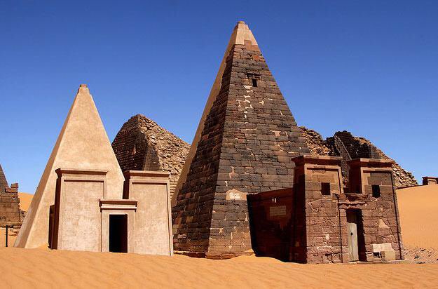 FrArabi's tweet photo. اهرمات مروي - السودان هي اكثر الاهرمات عدداً في افريقيا والعالم 

#السودان https://t.co/AuWxCP03br