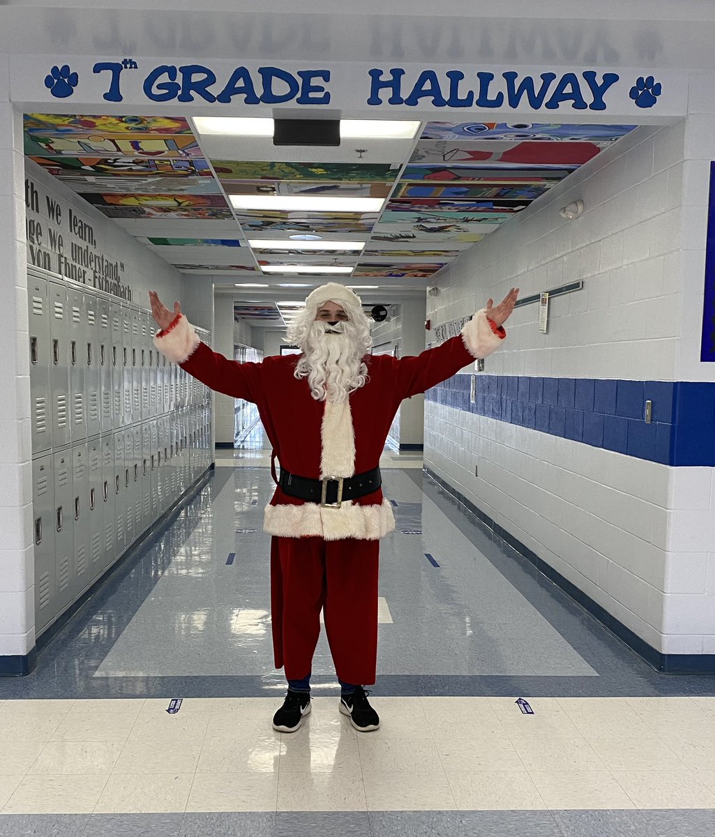 SStillionCCSD's tweet photo. Santa stopped by the 7th grade hallway to wish you all Merry Christmas! 🎄❤️💚 @CMSBOBCAT https://t.co/YUKeaIxI9V