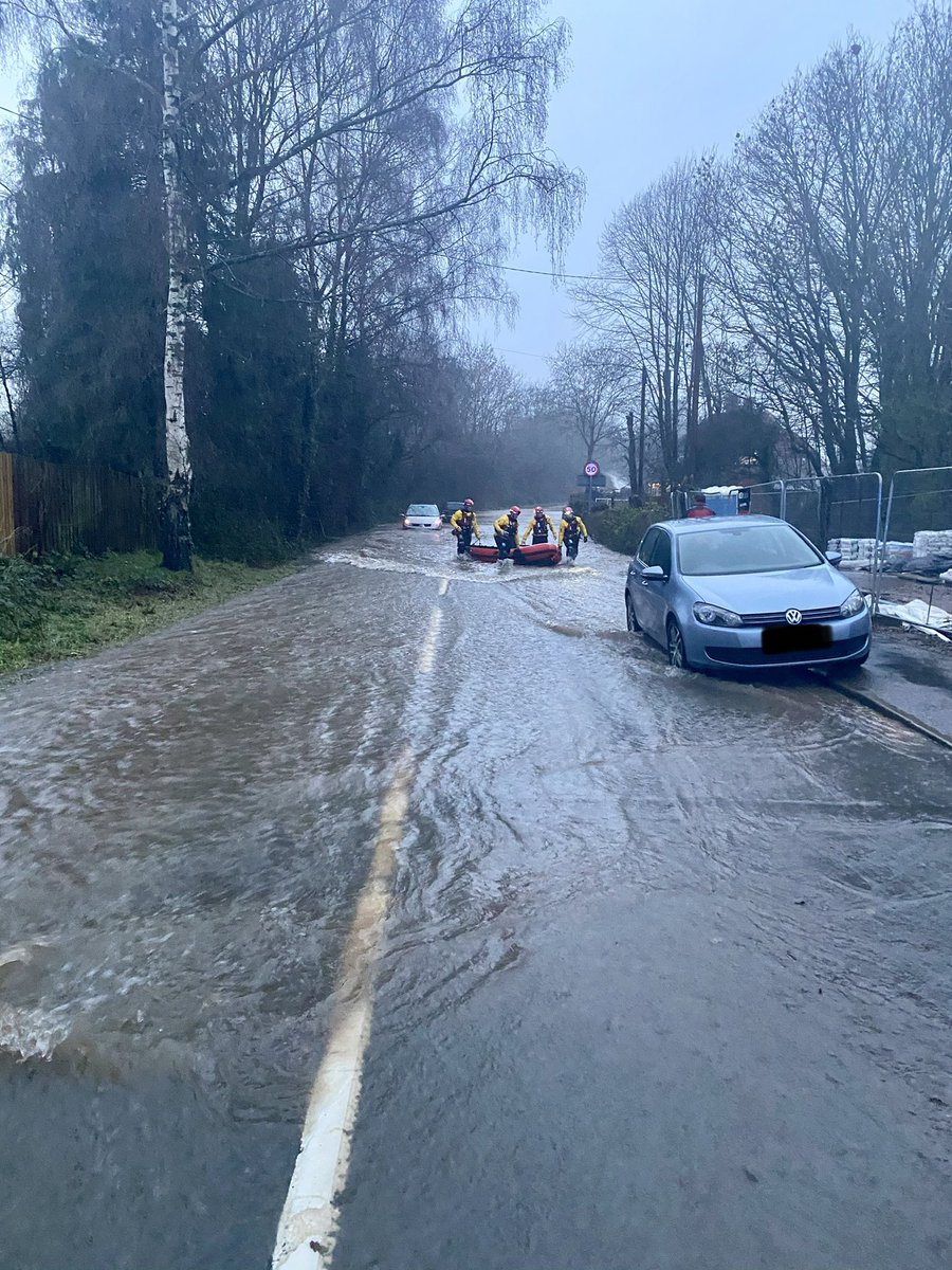 MattGJones79's tweet photo. Just back from a rescue with @SWFireandRescue crews from Chepstow &amp; Malpas excellent work rescuing a family and ensuring all the residents are safe in @Glosfire Beachley area 👍🏻 top job team #StayHome #TeamSWFRS #WIM #WaterRescue #MoreThanFire https://t.co/t2mkzGkjc1