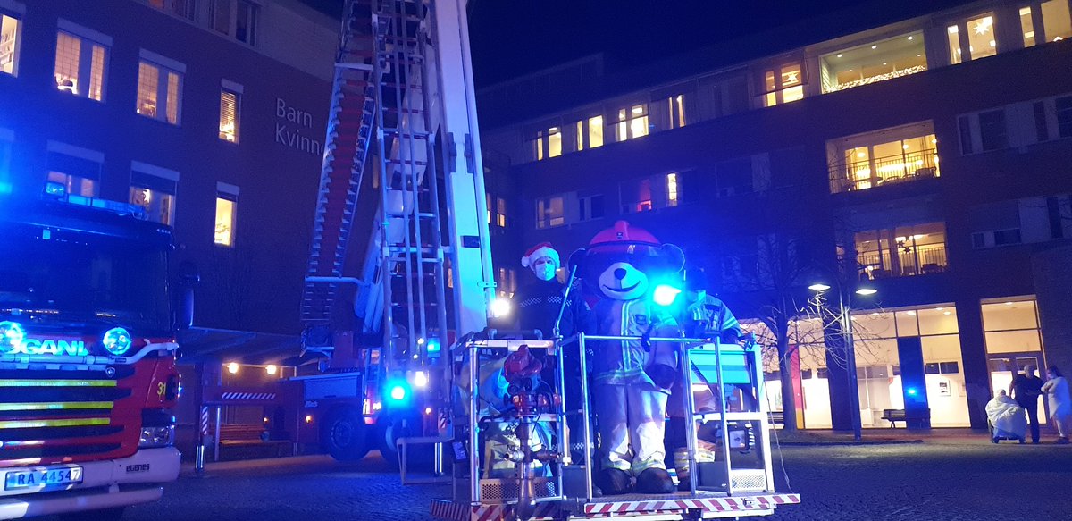 oslopolitiops's tweet photo. Vi har eskortert Brannbamsen Bjørnis og julegaver til barna på Rikshospitalet. https://t.co/kWDngCjQPX
