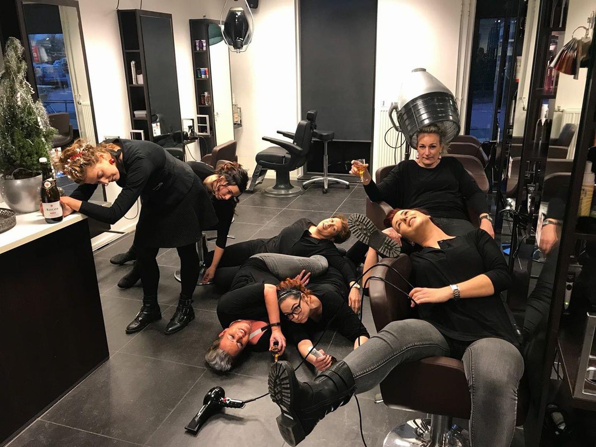 hezzy35's tweet photo. mis het zo dit jaar ! π’ Op naar 2021 en hopelijk snel ons vak weer uit mogen voeren !! #kapper #timeoutkappers #bedum https://t.co/pty3Olnn3J