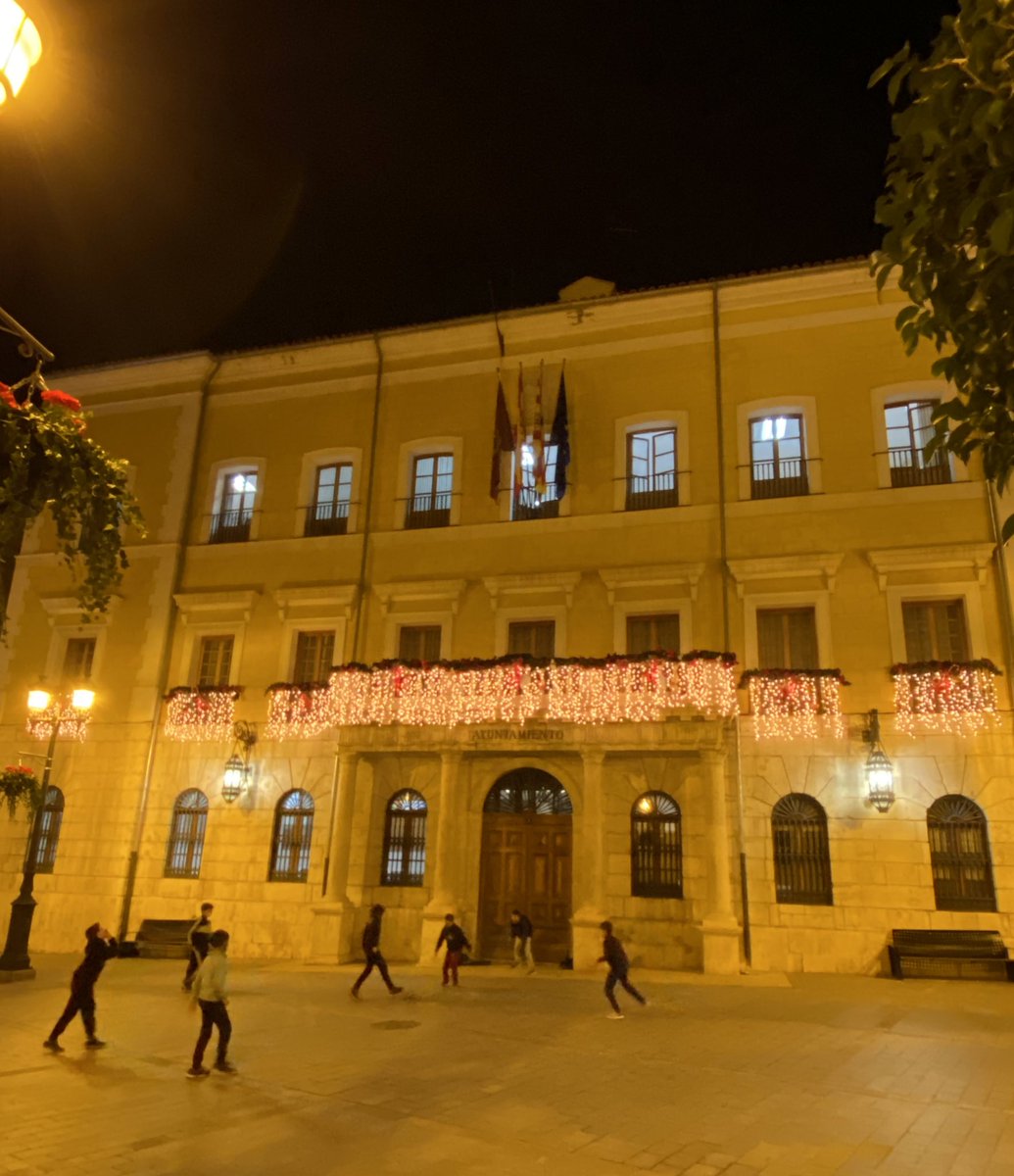 anavmor's tweet photo. En Teruel, la puerta del Ayuntamiento es la portería de una pachanga. Maravilloso. https://t.co/12Rpp4VLlF