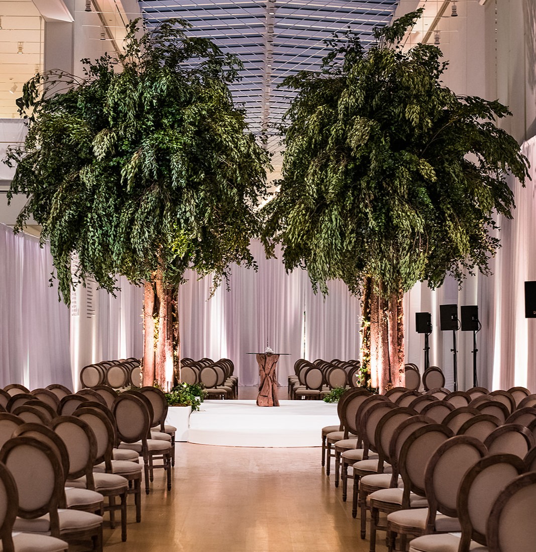 HMR_Designs's tweet photo. Towering Bay Leaf #branches envelop this #autumnal #ceremony design set to awe π#BirchDesignStudio @artinstitutechi πΈ@KentDrakePhoto https://t.co/9cHTMTuLIf