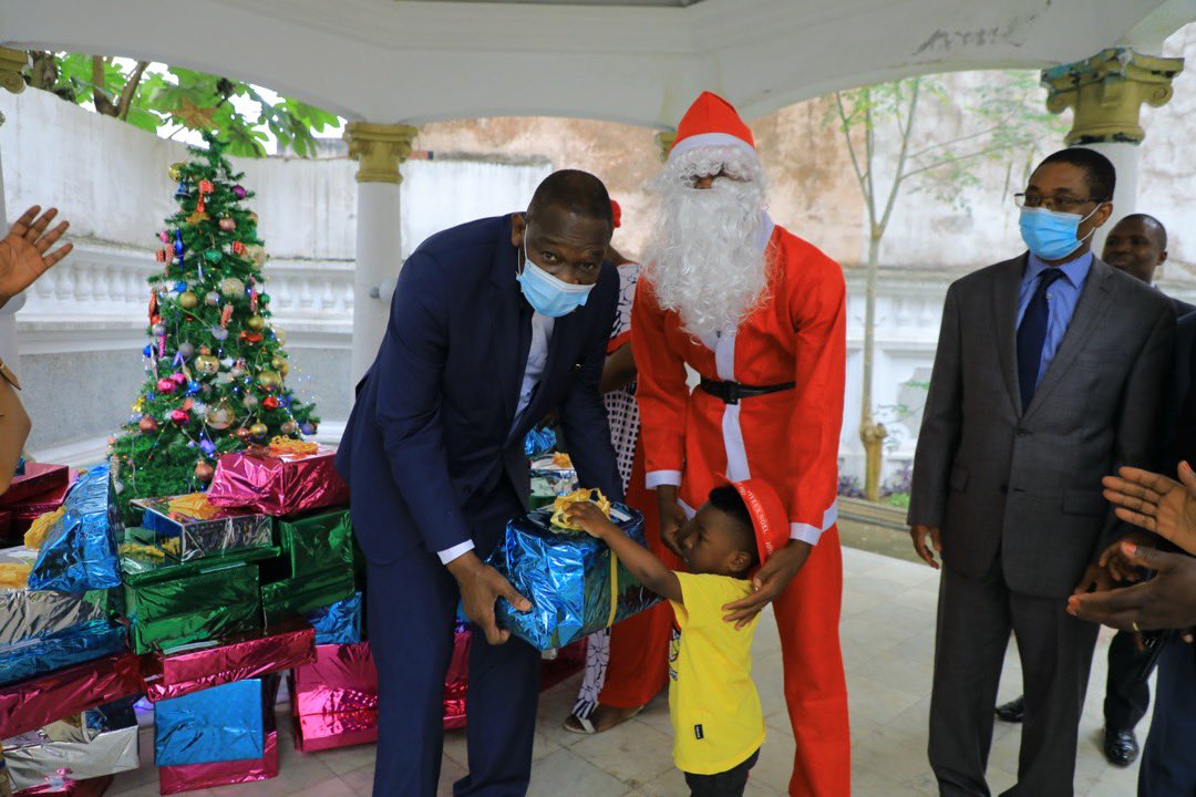 MPRiziculture's tweet photo. Ce mercredi 23 décembre, le ministre de la Promotion de la Riziculture, @GaoussouToure_ entouré de ses proches collaborateurs a offert des cadeaux aux enfants du personnel à l'occasion d'un arbre de Noël organisé à cet effet dans les locaux des bureaux annexes dudit ministère. https://t.co/QrA08NzV5j
