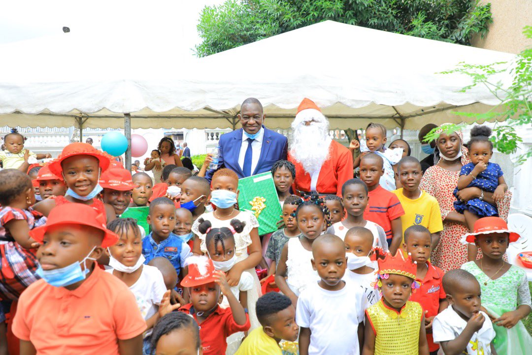 MPRiziculture's tweet photo. Ce mercredi 23 décembre, le ministre de la Promotion de la Riziculture, @GaoussouToure_ entouré de ses proches collaborateurs a offert des cadeaux aux enfants du personnel à l'occasion d'un arbre de Noël organisé à cet effet dans les locaux des bureaux annexes dudit ministère. https://t.co/QrA08NzV5j