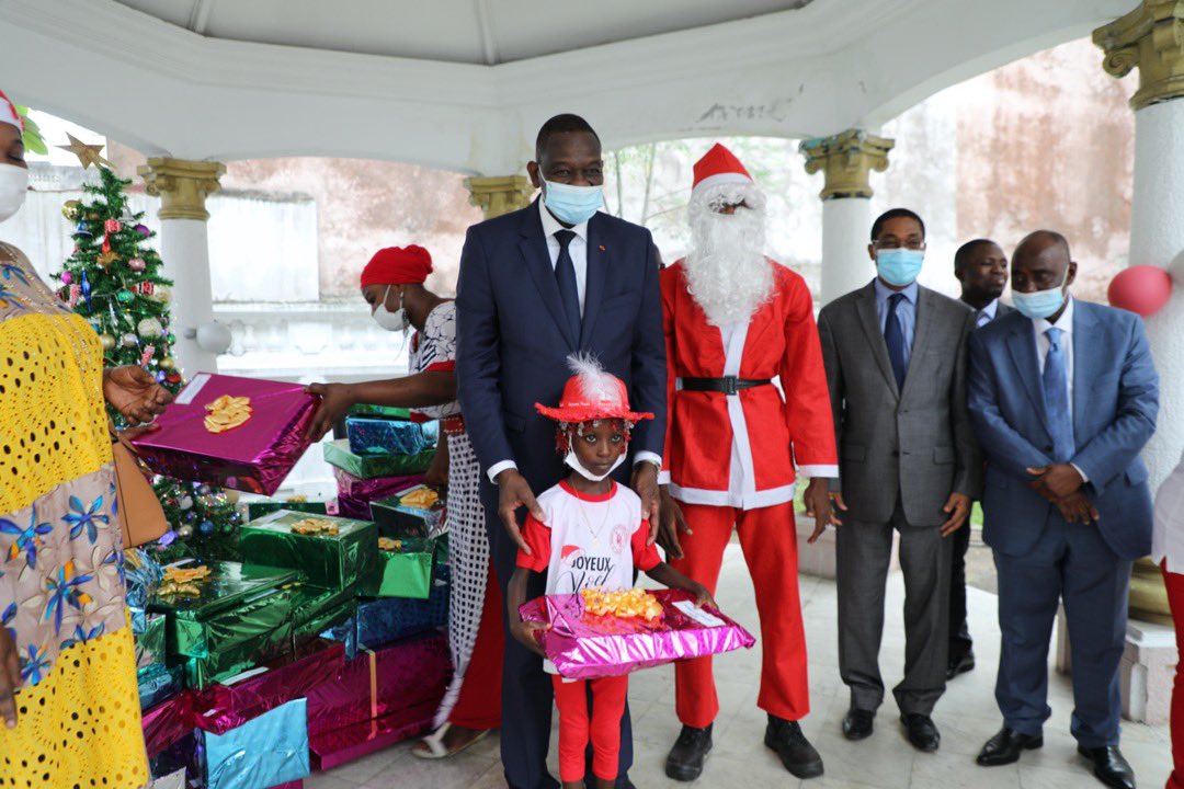 MPRiziculture's tweet photo. Ce mercredi 23 décembre, le ministre de la Promotion de la Riziculture, @GaoussouToure_ entouré de ses proches collaborateurs a offert des cadeaux aux enfants du personnel à l'occasion d'un arbre de Noël organisé à cet effet dans les locaux des bureaux annexes dudit ministère. https://t.co/QrA08NzV5j