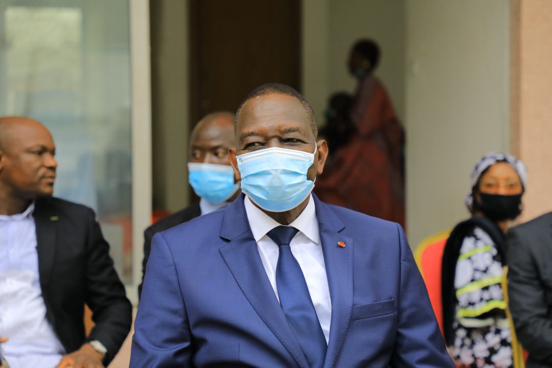 MPRiziculture's tweet photo. Ce mercredi 23 décembre, le ministre de la Promotion de la Riziculture, @GaoussouToure_ entouré de ses proches collaborateurs a offert des cadeaux aux enfants du personnel à l'occasion d'un arbre de Noël organisé à cet effet dans les locaux des bureaux annexes dudit ministère. https://t.co/QrA08NzV5j