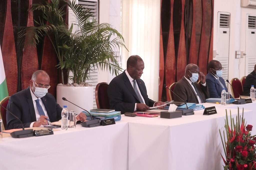 Presidenceci's tweet photo. En vue d’améliorer la mobilité entre les Régions de la Mé, de l’Indénié-Djuablin et le Ghana, le #ConseilDesMinistresCI a décidé du bitumage de la route Yakassé Attobrou - Biéby, longue de 14 km, et de l’aménagement en route en terre moderne de l’axe Biéby - Bettié sur 28 km. https://t.co/OcS1cKQ1v7