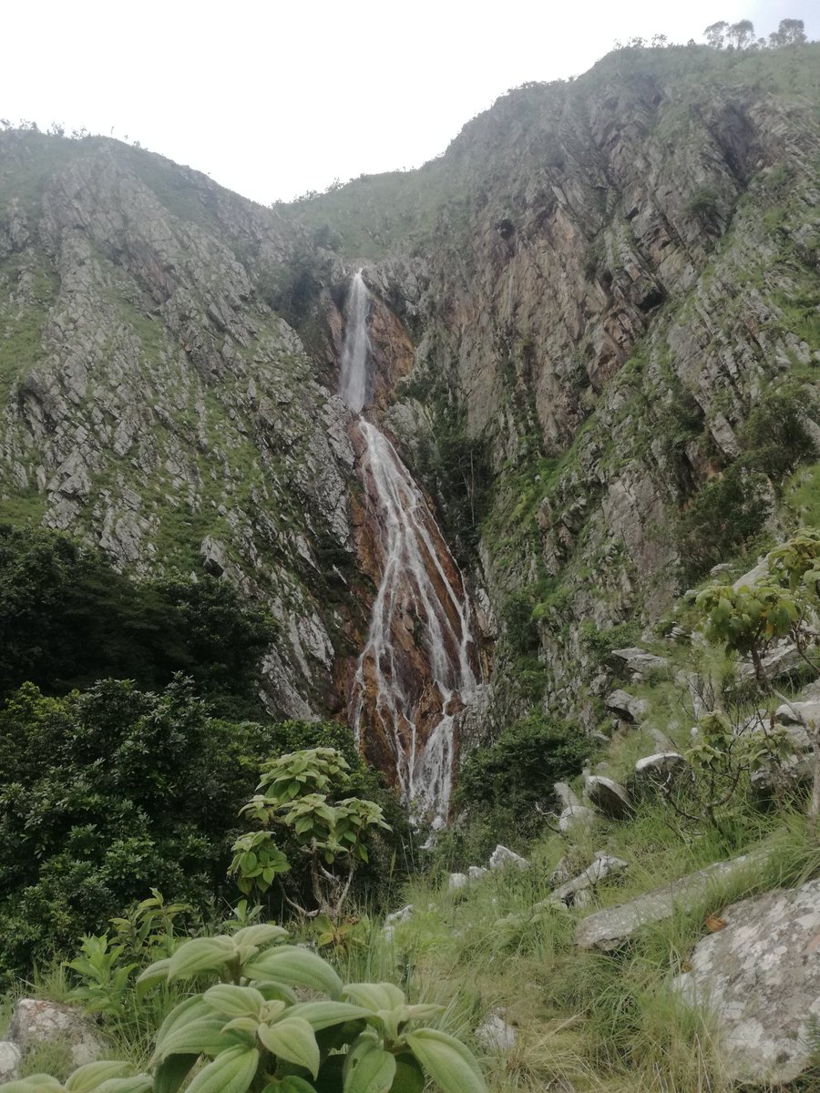 #Burundi

Les eaux thermales de #Muyange et à quelques mètres de là, les chutes d'eaux sur la colline #Kibimbi. Voici quelques uns des lieux touristiques que possède la Province de #Bururi