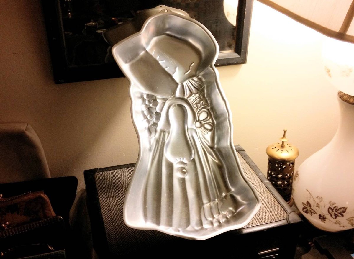 apeaceofmymind0's tweet photo. Vintage Holly Hobbie Cake Tin at A Peace of My Mind! #etsy  Vintage Wilton American Greetings 1975 Cake Mold 1970s Designer Cakes Baking DIY Decorating #vintagecaketin #vintagehollyhobbie #diyhollyhobbiecake #cakedecorating #1970skitchen https://t.co/jLvmTWiZRX https://t.co/hTPihCpPMp