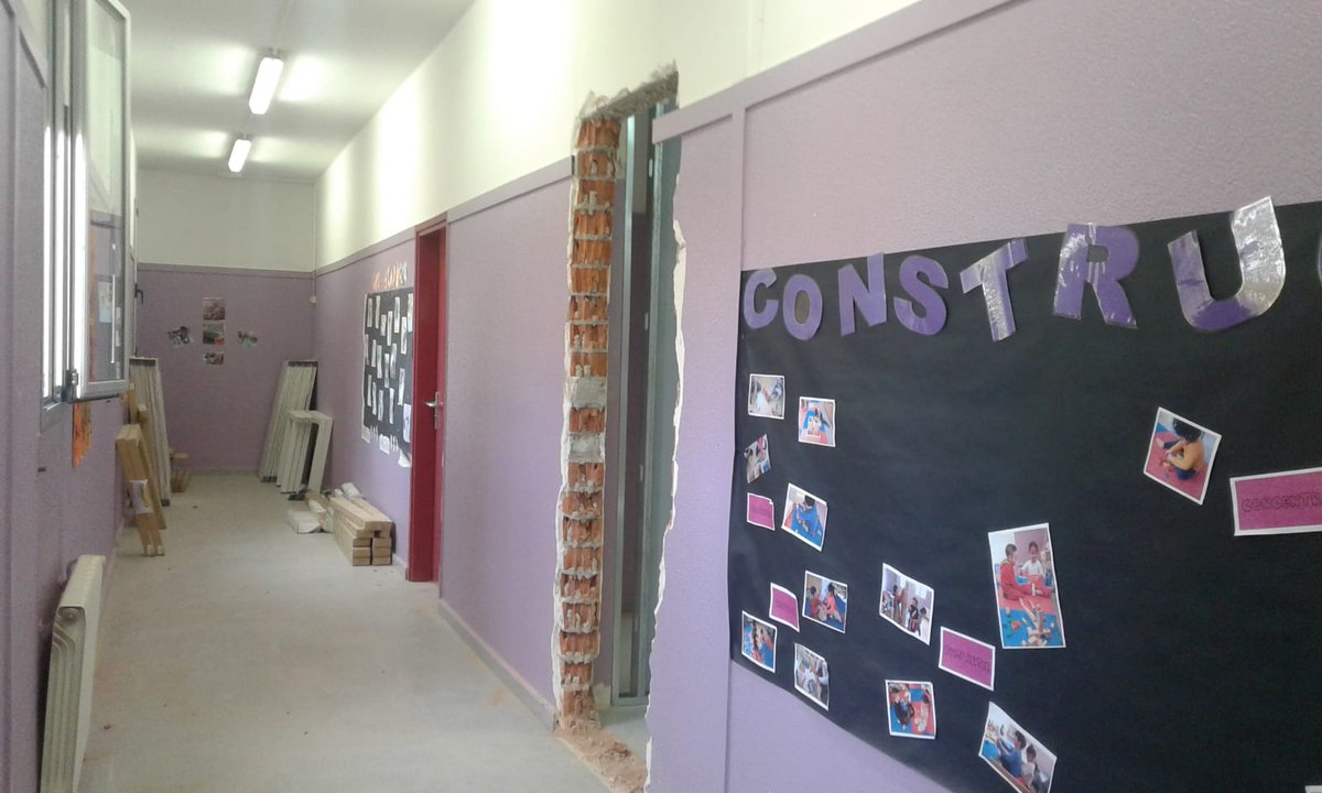 ⚡️💥🔨🧱 Primer dia de vacaciones de Navidad y las obras ya están en marcha. 👫👫
▫️Ocupan espacios libres tal y como dice Serveis Territorials? 
▫️Está el Ayuntamiento autorizando obras basándose en declaraciones falsas? 
📣 Defendamos la escuela pública, la escuela del Barrio!!