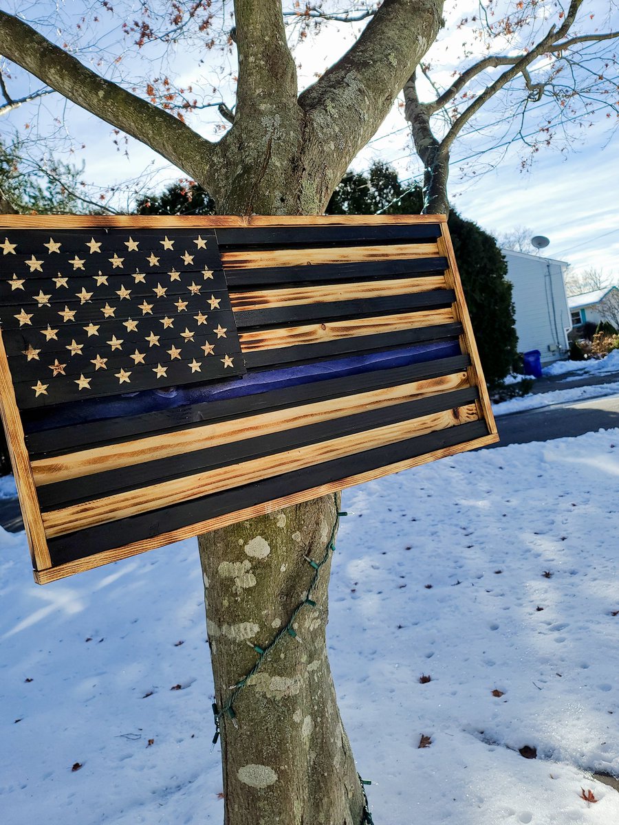 firedwoodcraft's tweet photo. First picture of a flag with the snow. Love how this TBL challenge coin holder flag pops.

#ThinBlueLine #BackTheBlue #BlueLivesMatter #america #American #americanflag #ProudAmerican #burned #wood #woodenflag #woodcraft #challengecoin #challenge https://t.co/rzRfi0QJHG