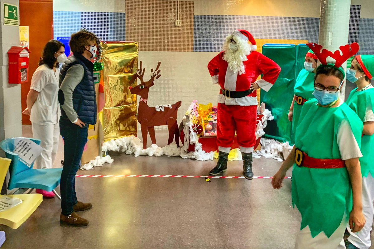 🎅🏻 Esta tarde he podido visitar en el H.U La Paz a Papá Noel y a los Elfos que estaban preparando los regalos para los niños que desafortunadamente tienen que pasar las Navidades en el hospital.

🏥 ¡Enhorabuena a la Comisión de Humanización de La Paz por esta bonita iniciativa!