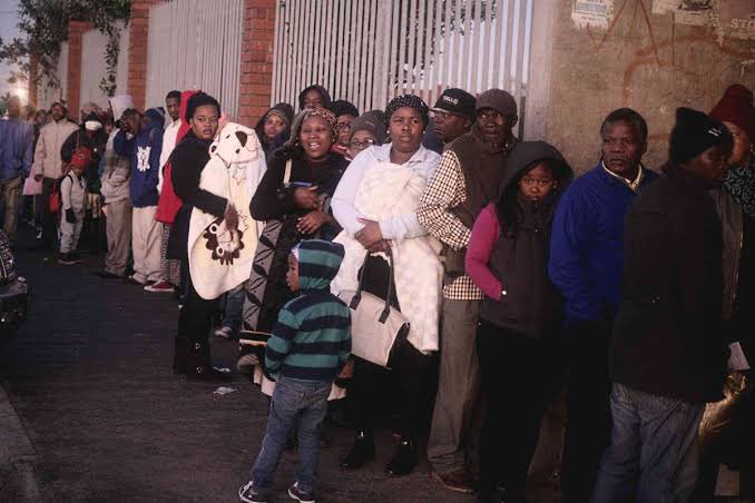 She got to her stall and started preparing the fire before her two friends arrived. She put 6 corn cobs on her braai stand and the fresh, savory scent of roasted corn started inviting patients who were queuing outside the gate, to buy.