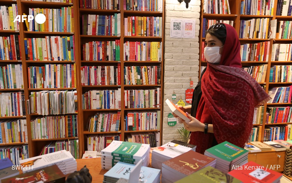 Lire Beauvoir en Iran, c'est possible... voire même plutôt commun. 
Mais ça reste quand même un peu moins subversif que de Lire Lolita à Téhéran
Reste à savoir ce que la censure a rayé du Deuxième sexe...
Excellent papier #AFP par Ahmad Parhizi
u.afp.com/U4V5